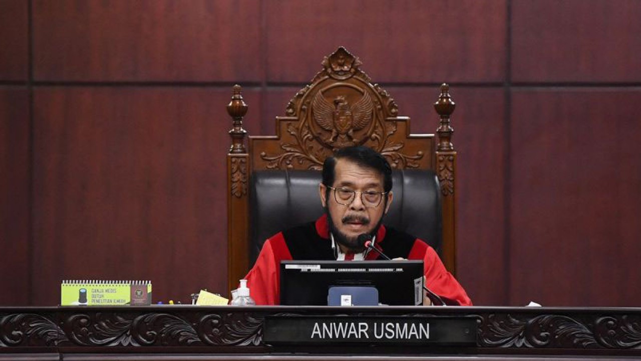 Ketua Mahkamah Konstitusi Anwar Usman memimpin sidang permohonan uji materiil Pasal 169 huruf q Undang-Undang (UU) Nomor 7 Tahun 2017 tentang Pemilu yang mengatur batas usia minimal calon presiden (capres) dan calon wakil presiden (cawapres) di Jakarta, Senin (16/10/2023). ANTARA FOTO/Akbar Nugroho Gumay/tom/am.