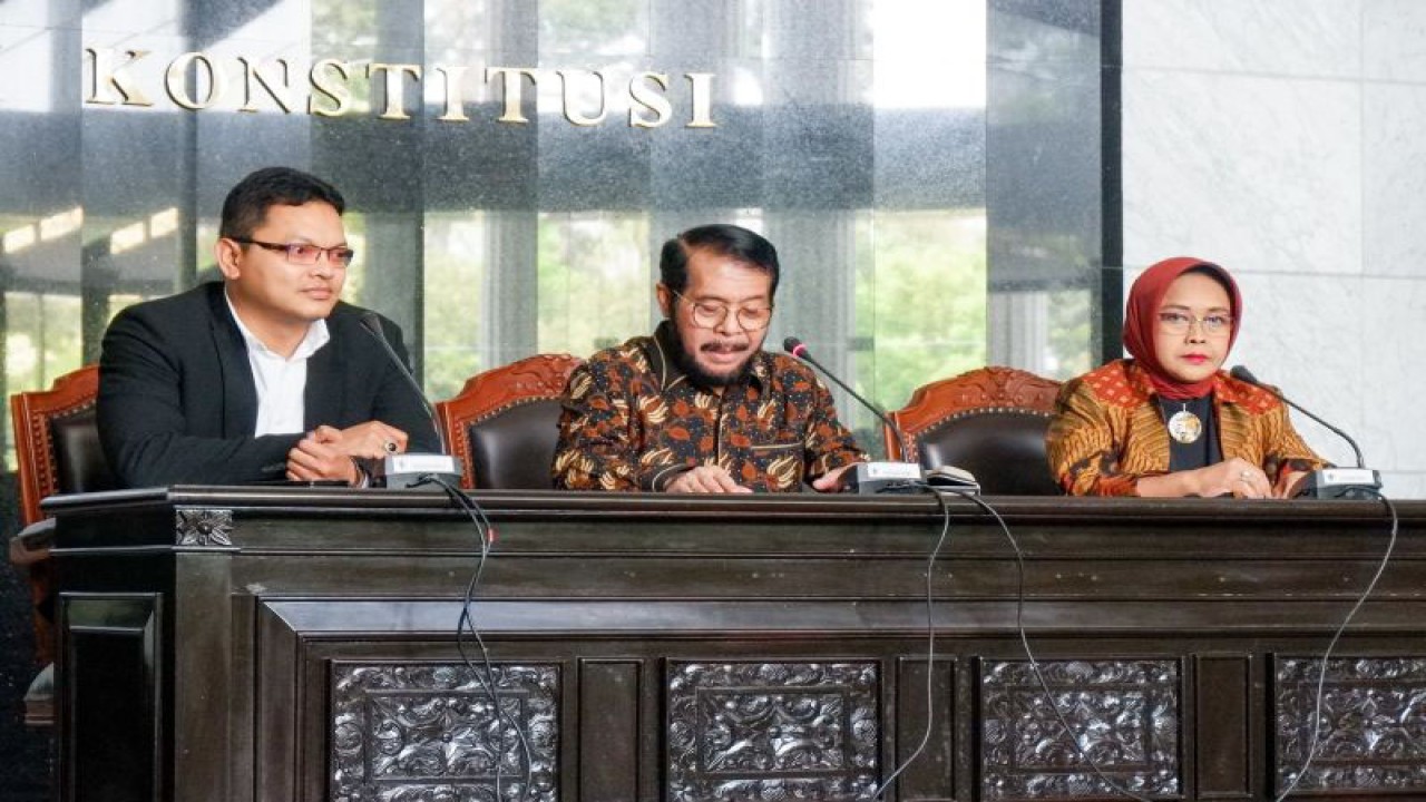 Ketua MK Anwar Usman (tengah) dan hakim MK Enny Nurbaningsih (kanan) memberikan keterangan mengenai pembentukan MKMK di Gedung Mahkamah Konstitusi, Jakarta, Senin (23/10/2023). ANTARA/Uyu Septiyati Liman