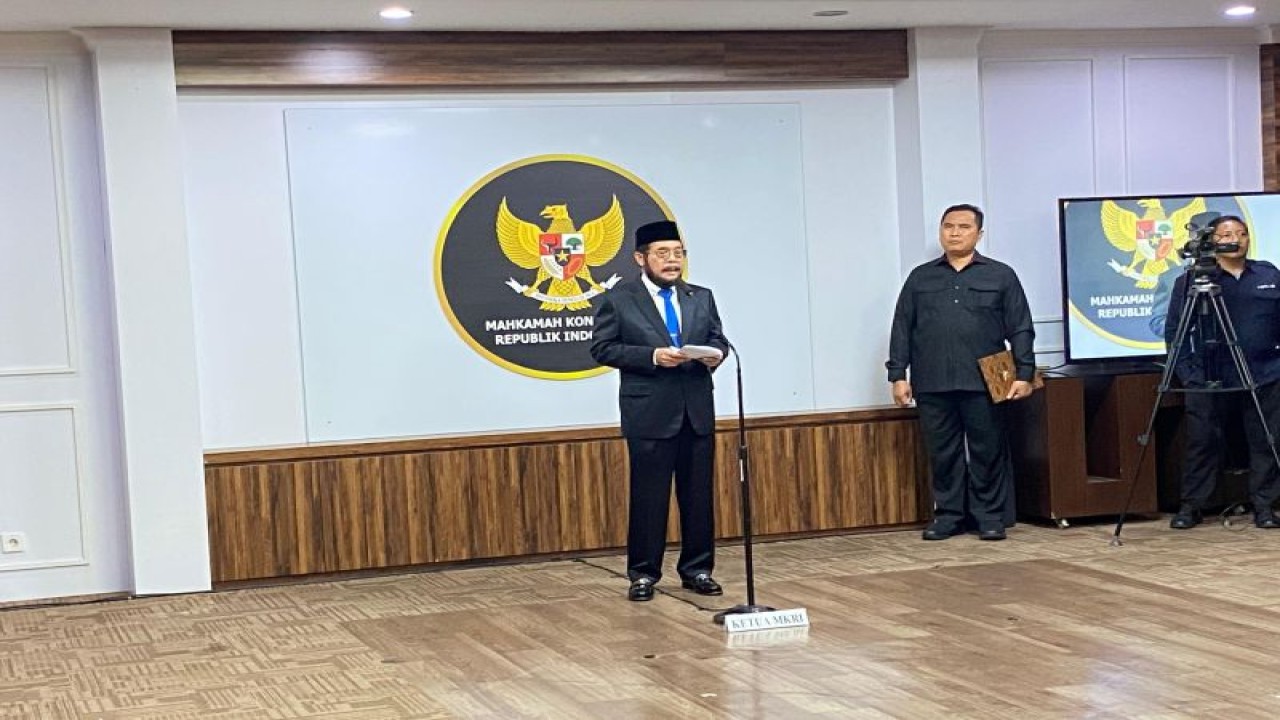 Ketua Mahkamah Konstitusi (MK) Anwar Usman memberikan sambutan usai melantik tiga anggota Majelis Kehormatan Mahkamah Konstitusi (MKMK) di Aula Gedung II MK, Jakarta, Selasa (24/10/2023). (ANTARA/Fath Putra Mulya)