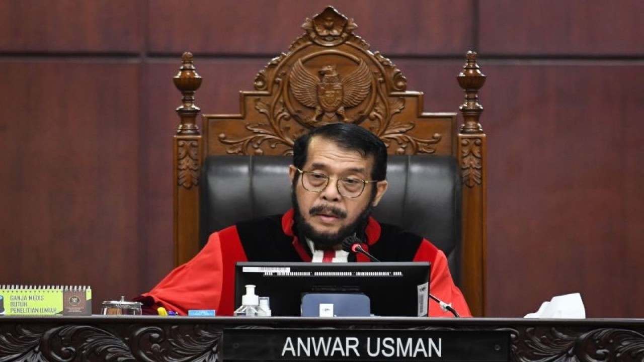 Ketua MK Anwar Usman saat memimpin sidang putusan uji materi Undang-Undang Nomor 6 Tahun 2023 tentang Penetapan Peraturan Pemerintah Pengganti Undang-Undang Nomor 2 Tahun 2022 tentang Cipta Kerja menjadi Undang-Undang di Gedung MK, Jakarta, Senin (2/10/2023). (ANTARA FOTO/Aditya Pradana Putra/hp)
