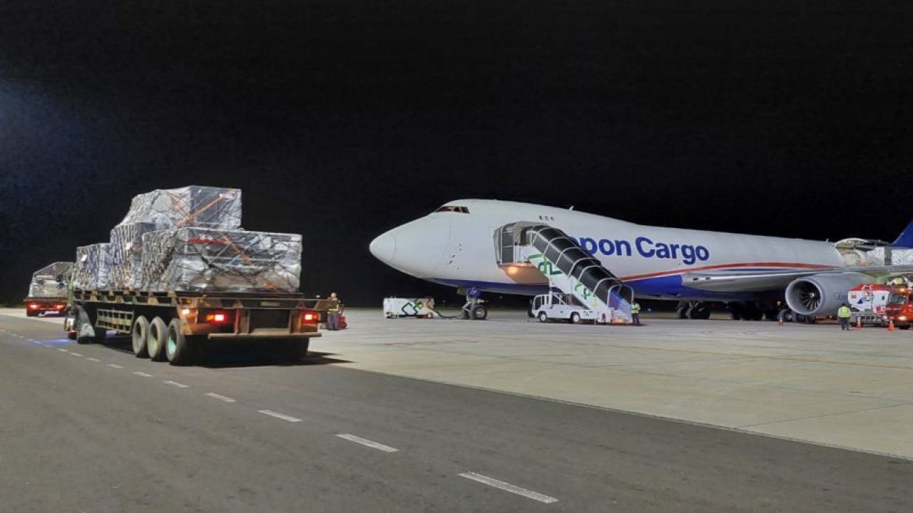 Logistik MotoGP Mandalika saat tiba di Bandara Internasional Lombok, Nusa Tenggara Barat, Rabu (4/10/2023). ANTARA/HO-Humas Bandara Lombok