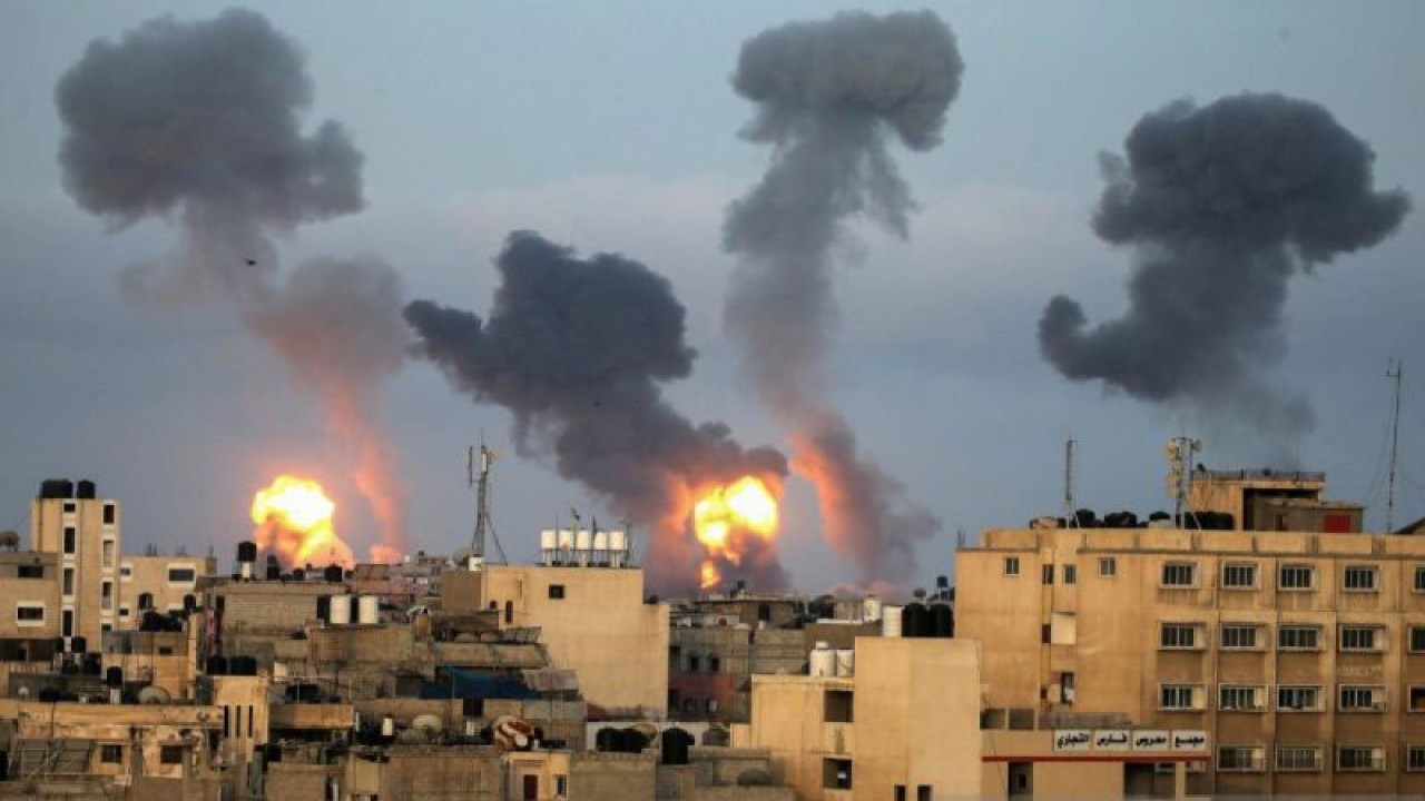 Api dan asap muncul selama serangan udara Israel di tengah meningkat nya kekerasan Israel-Palestina, di Jalur Gaza selatan, Selasa (11/5/2021). (ANTARA FOTO/REUTERS/Ibraheem Abu Mustafa/FOC/sa.)