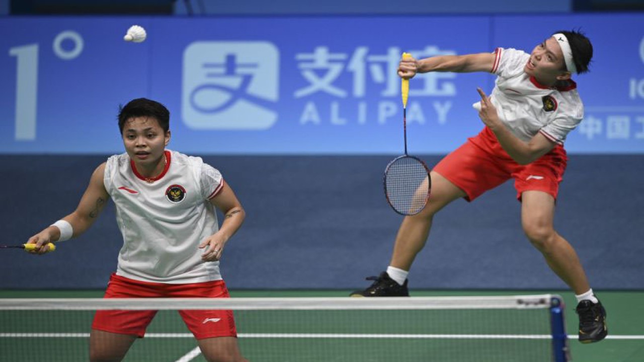 Pebulu tangkis ganda putri Apriyani Rahayu (kiri) dan Siti Fadia Silva Ramadhanti (kanan) mengembalikan kok ke arah lawan Chen Qingchen dan Jia Yifan dalam perempatfinal beregu Asian Games 2022 di Binjiang Gymnasium, Hangzhou, China, Jumat (29/9/2023). ANTARA FOTO/M Risyal Hidayat/rwa. (ANTARA FOTO/M RISYAL HIDAYAT)