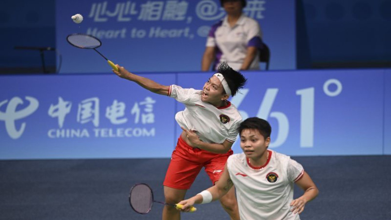 Siti Fadia Silva Ramadhanti (kiri) dan Apriyani Rahayu (kanan) saat menghadapi Chen Qingchen dan Jia Yifan dalam perempatfinal beregu Asian Games 2022 di Binjiang Gymnasium, Hangzhou, China, Jumat (29/9/2023). ANTARA FOTO/M Risyal Hidayat/rwa.