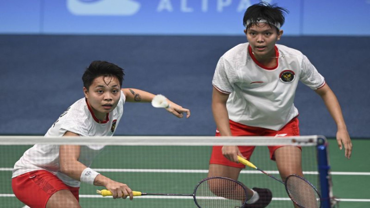 Foto arsip - Apriyani Rahayu (kiri) dan Siti Fadia Silva Ramadhanti (kanan) saat tampil melawan ganda China, Chen Qingchen dan Jia Yifan, dalam perempatfinal beregu Asian Games 2022 di Binjiang Gymnasium, Hangzhou, China, Jumat (29/9/2023). ANTARA FOTO/M Risyal Hidayat/foc.
