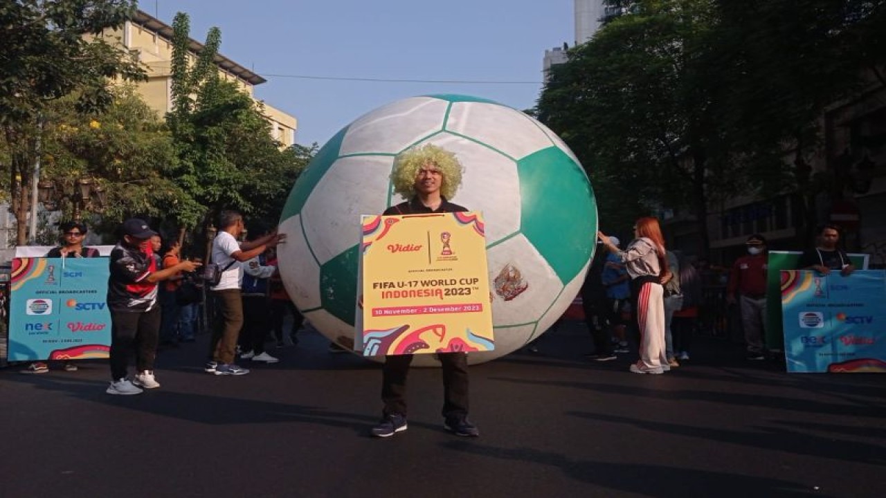 Agenda "Trophy Experince" di Jalan Tunjungan dibuka dengan penggelindingan bola raksasa untuk menyemarkan Piala Dunia U-17 Indonesia yang digelar pada 10 November hingga 2 Desember 2023. (ANTARA/Ananto Pradana)