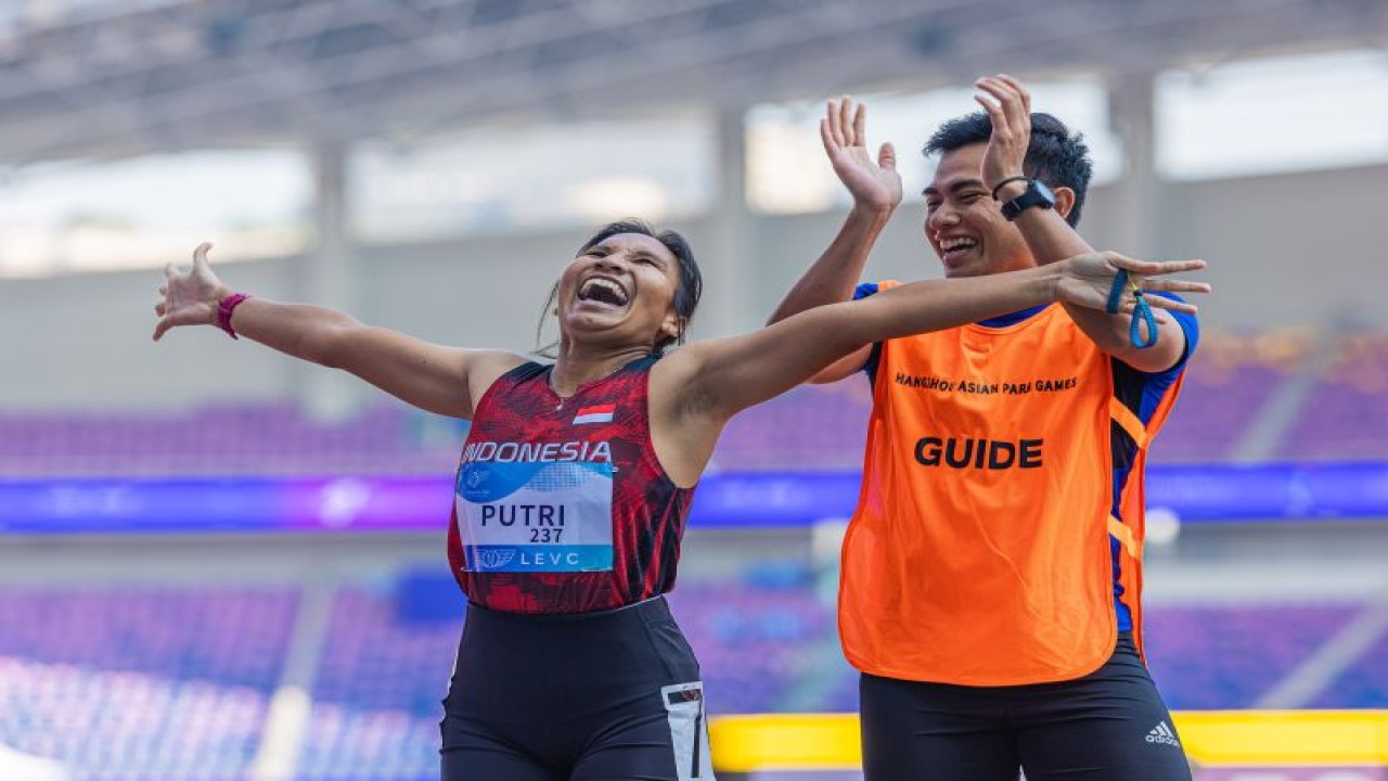 Selebrasi Ni Made Arianti Putri setelah berhasil finis terdepan dalam pertandingan nomor 100m T12 putri para atletik Asian Para Games Hangzhou 2022 di Huanglong Sports Center Stadium, Selasa (24/10/2023). Arianti berhasil meraih medali emas dengan catatan waktu 12.53 detik. (ANTARA/HO/NPC INDONESIA/Dyan Kusuma Eka Putri)