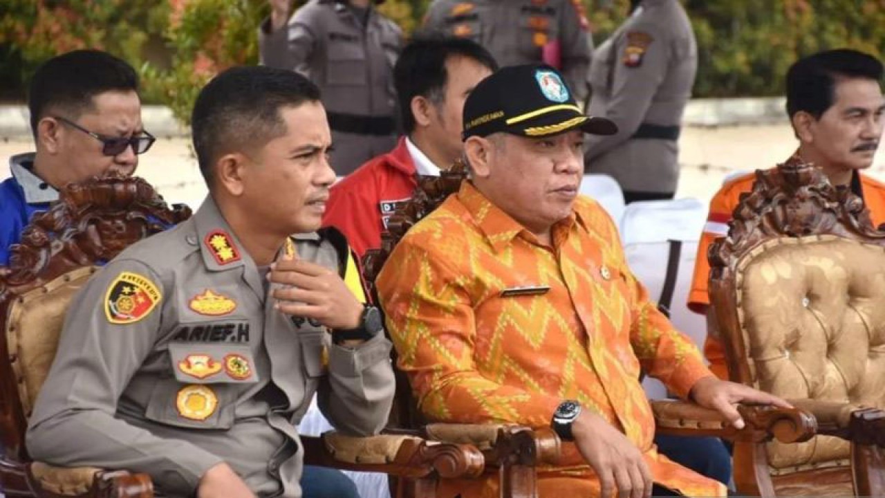 Bupati Kubu Raya Muda Mahendrawan bersama Kapolres Kubu Raya Arief Hidayat menyaksikan kegiatan Sispamkota yang dirangkaikan dengan deklarasi damai dan penandatanganan nota kesepahaman bersama Bawaslu.  ANTARA/Rendra Oxtora.