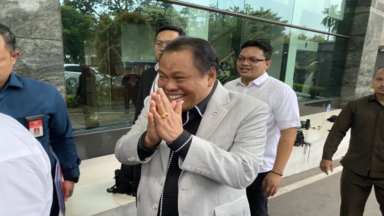 Hakim Konstitusi Arief Hidayat menyapa awak media sebelum diperiksa secara tertutup oleh Majelis Kehormatan Mahkamah Konstitusi (MKMK) di Gedung II MK, Jakarta, Selasa (31/10/2023) petang. ANTARA/Fath Putra Mulya