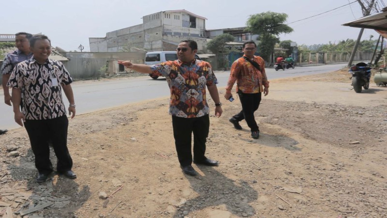 Wali Kota Tangerang, Banten, Arief R Wismansyah didampingi Kepala Dinas PUPR Kota Tangerang, Ruta ireng (kiri) saat meninjau lokasi pembangunan looping atau sistem putaran di Rawabokor Kecamatan Benda, Kamis (12/10/2023). HO/Pemkot Tangerang