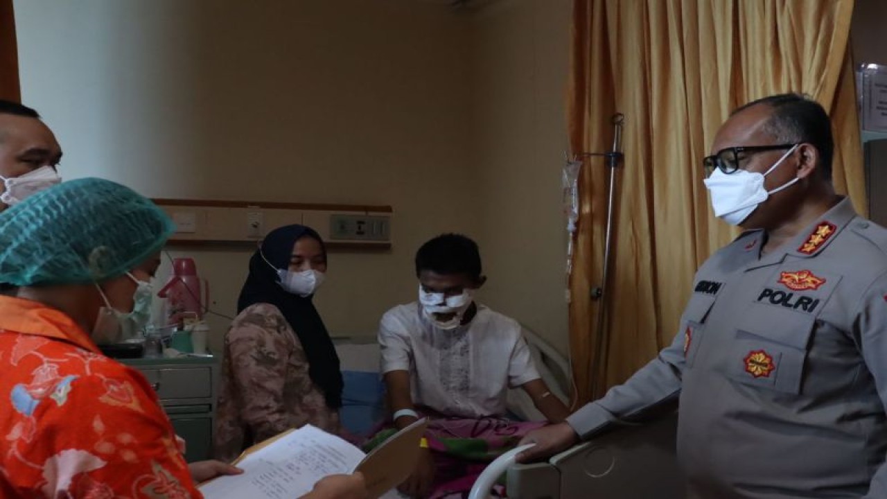 Kapolres Metro Jakarta Utara Kombes Pol Gidion Arif Setyawan berbicara dengan pihak keluarga saat menjenguk korban penyiraman air keras berinisial DH di RSUD Koja, Jakarta Utara, Senin (2/10/2023). ANTARA/HO-Humas Polres Metro Jakarta Utara