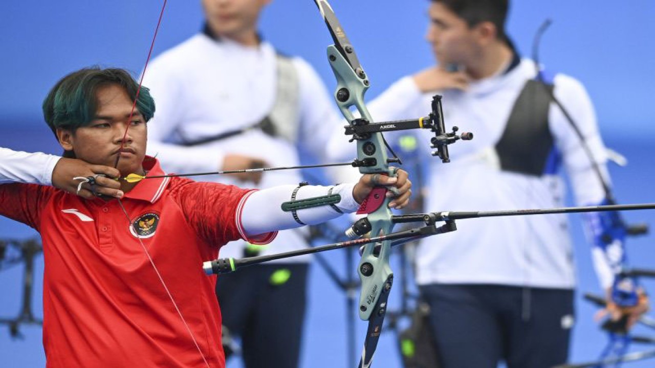 Pemanah Indonesia Arif Dwi Pangestu (kiri) membidik sasaran saat melawan Korea Selatan dalam semifinal recurve beregu Asian Games 2022 di Fuyang Yinhu Sports Centre, Hangzhou, China, Jumat (6/10/2023). ANTARA FOTO/M Risyal Hidayat/rwa.
