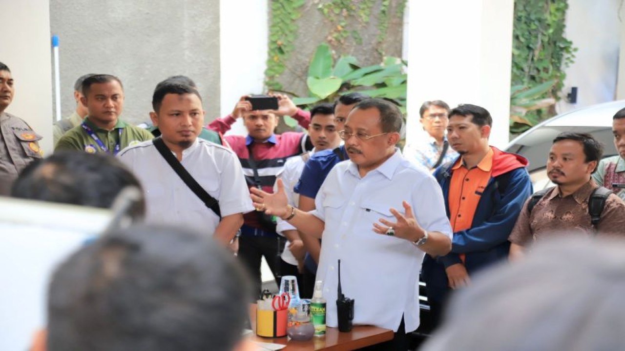 Foto Arsip - Wakil Wali Kota Surabaya Armuji saat ketemu dengan warga di Surabaya beberapa waktu lalu. ANTARA/HO-Diskominfo Surabaya