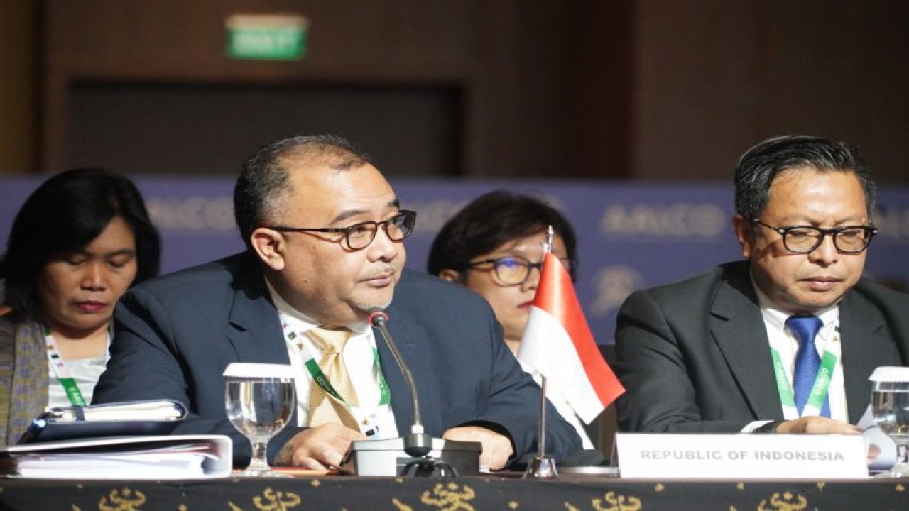 Kepala Badan Standardisasi Instrumen Lingkungan Hidup dan Kehutanan KLHK Ary Sudijanto memaparkan berbagai upaya yang dilakukan Indonesia dalam menangani perubahan iklim dan sampah plastik pada forum tahunan Asian-African Legal Consultative Organization (AALCO) ke-61 di Nusa Dua, Bali, Senin (16/10/2023). (ANTARA/HO-Kementerian LHK)