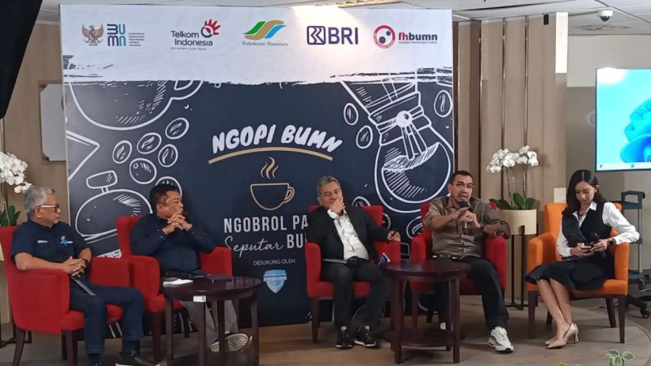 Staf khusus Menteri Badan Usaha Milik Negara Arya Sinulingga (kedua dari kanan) dalam sebuah sesi diskusi di Gedung Kementerian BUMN, Jakarta Pusat pada Kamis (26//10/2023). ANTARA/Farhan Arda Nugraha.