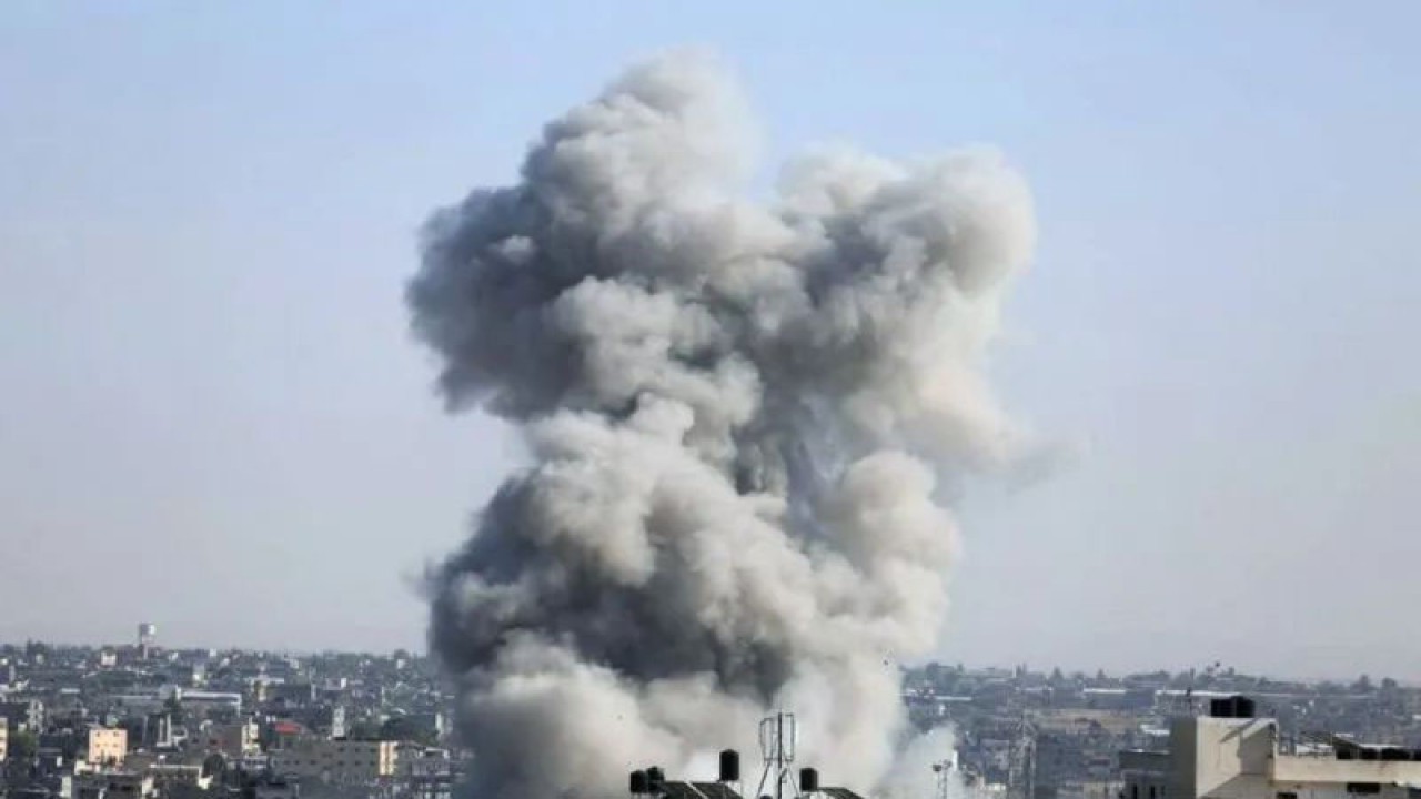 Asap mengepul setelah serangan udara Israel di kota Rafah di Jalur Gaza selatan, Kamis (26/10/2023). (ANTARA/Xinhua/Khaled Omar/am.)