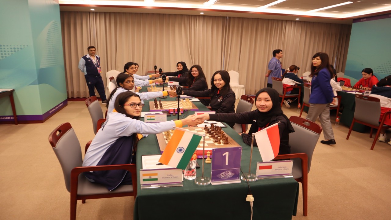 Tim Catur Putri Indonesia (kanan) saat bertanding melawan India/ Foto: Kristianus Liem