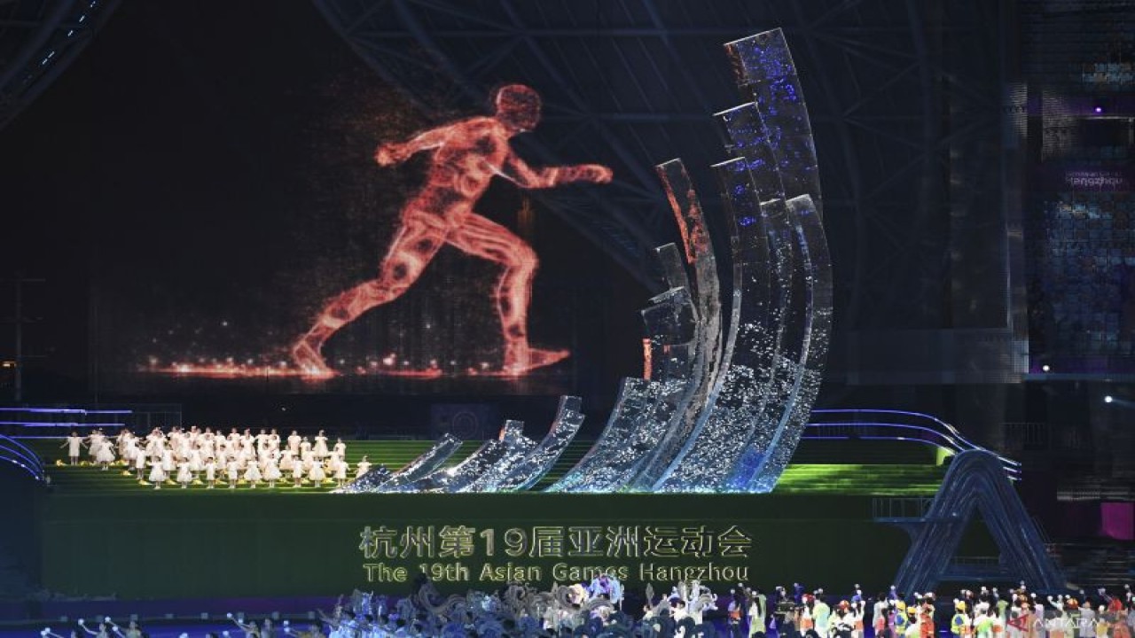 Penampilan gambar digital menyerupai manusia berlari usai mematikan api kaldron pada penutupan Asian Games 2022 di Hangzhou Olympic Sports Centre Stadium, Hangzhou, China, Minggu (8/10/2023). ANTARA FOTO/M Risyal Hidayat/tom.