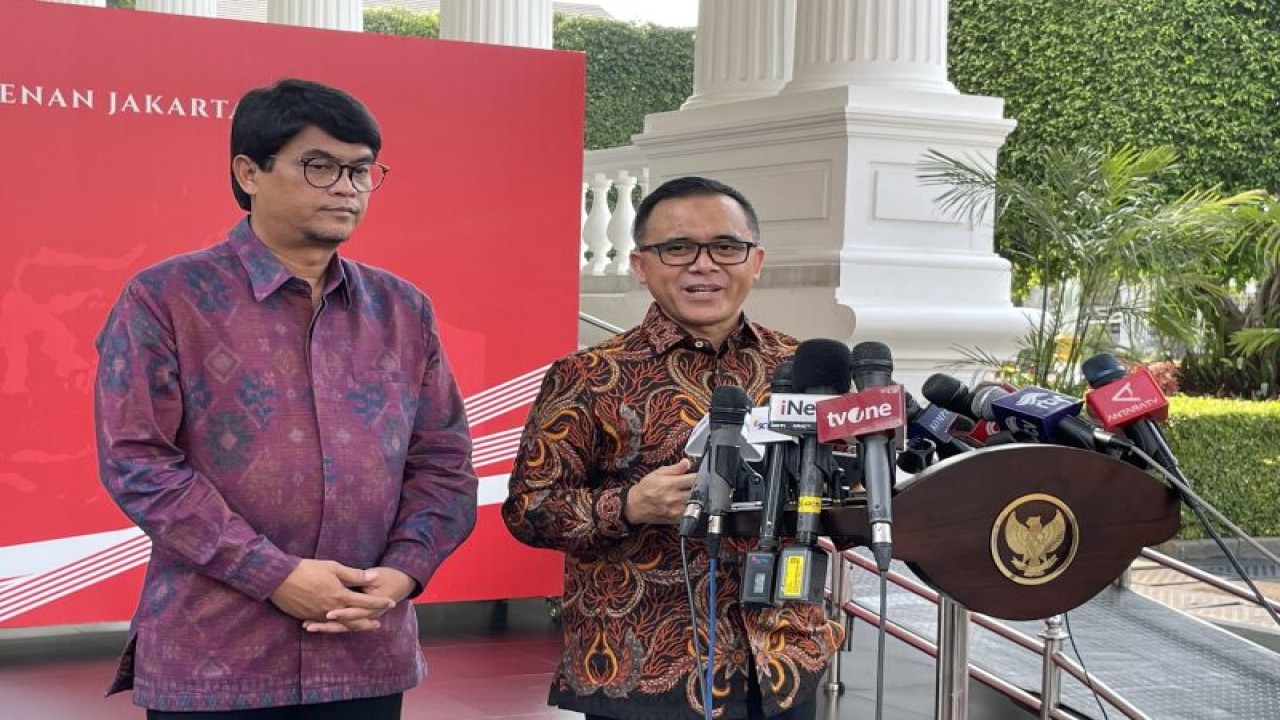 Menteri Pendayagunaan Aparatur Negara dan Reformasi Birokrasi Abdullah Azwar Anas (kanan) menyampaikan keterangan pers tentang UU ASN di kompleks Istana Kepresidenan, Jakarta, Jumat (6/10/2023). ANTARA/Yashinta Difa
