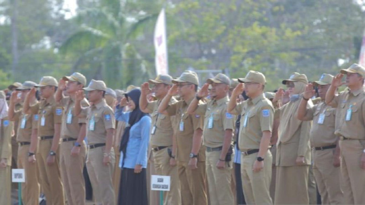 ASN Pemprov Kepulauan Bangka Belitung saat melakukan upacara minggu di Pangkalpinang, Senin (16/10/2023) (ANTARA/HO-Diskominfo Babel)