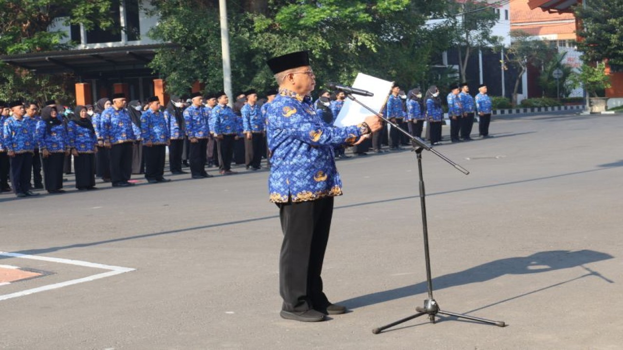 ASN Kabupaten Mojokerto Jawa Timur mengucapkan ikrar dan penandatanganan pakta integritas netralitas dalam penyelenggaraan pemilu dan pemilihan presiden tahun 2024 di kabupaten setempat, Selasa (17/10/2023) ANTARA/HO-Pemkab Mojokerto