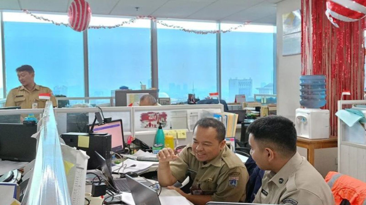Aktivitas ASN di ruangan Badan Kepegawaian Daerah (BKD) DKI Jakarta di Balai Kota DKI, Jakarta Pusat, Senin (21/8/2023). ANTARA/Siti Nurhaliza