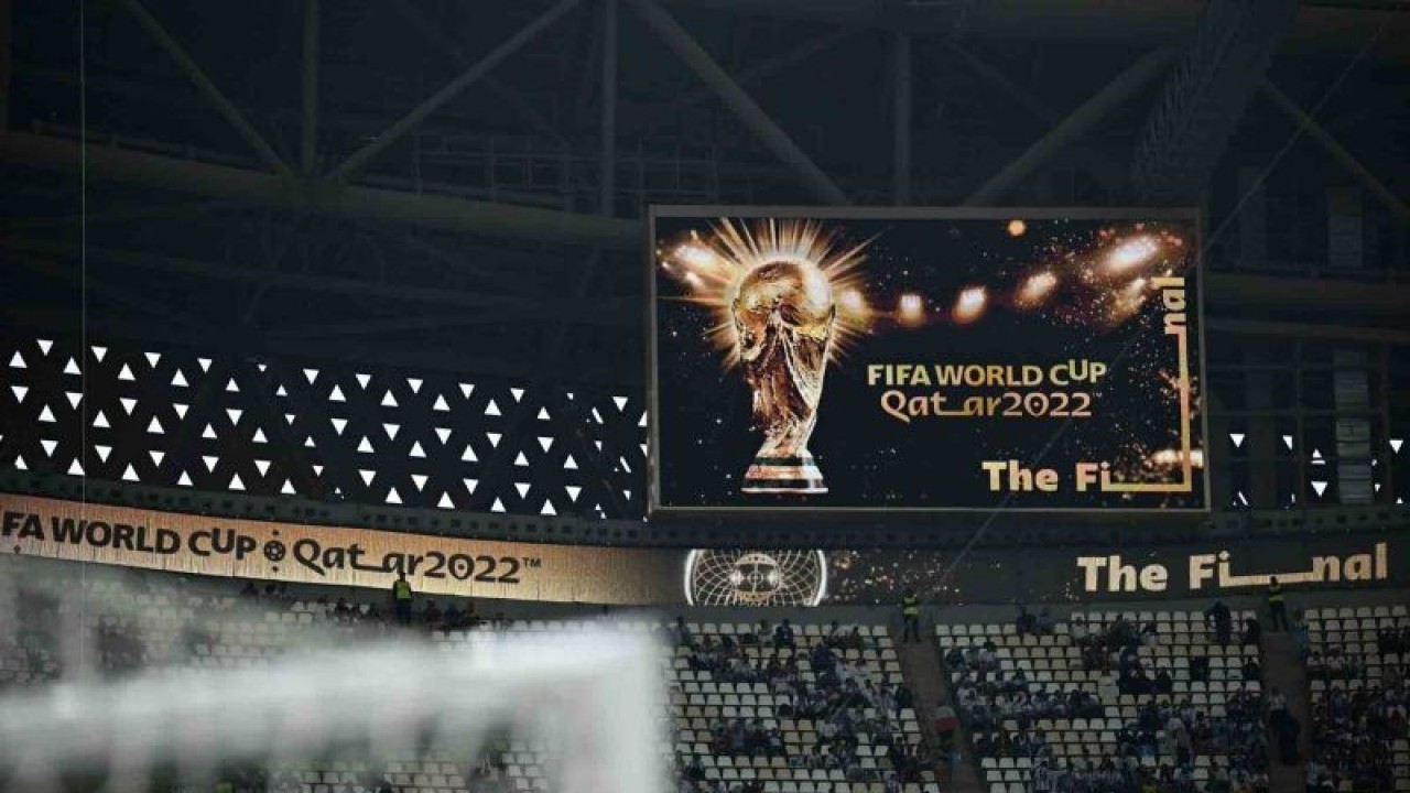 Layar monitor menampilkan logo partai final Piala Dunia Qatar 2022 antara Argentina melawan Prancis di Stadion Lusail, Qatar, Minggu (18/12/2022). ANTARA FOTO/REUTERS/Dylan Martinez/wsj.
