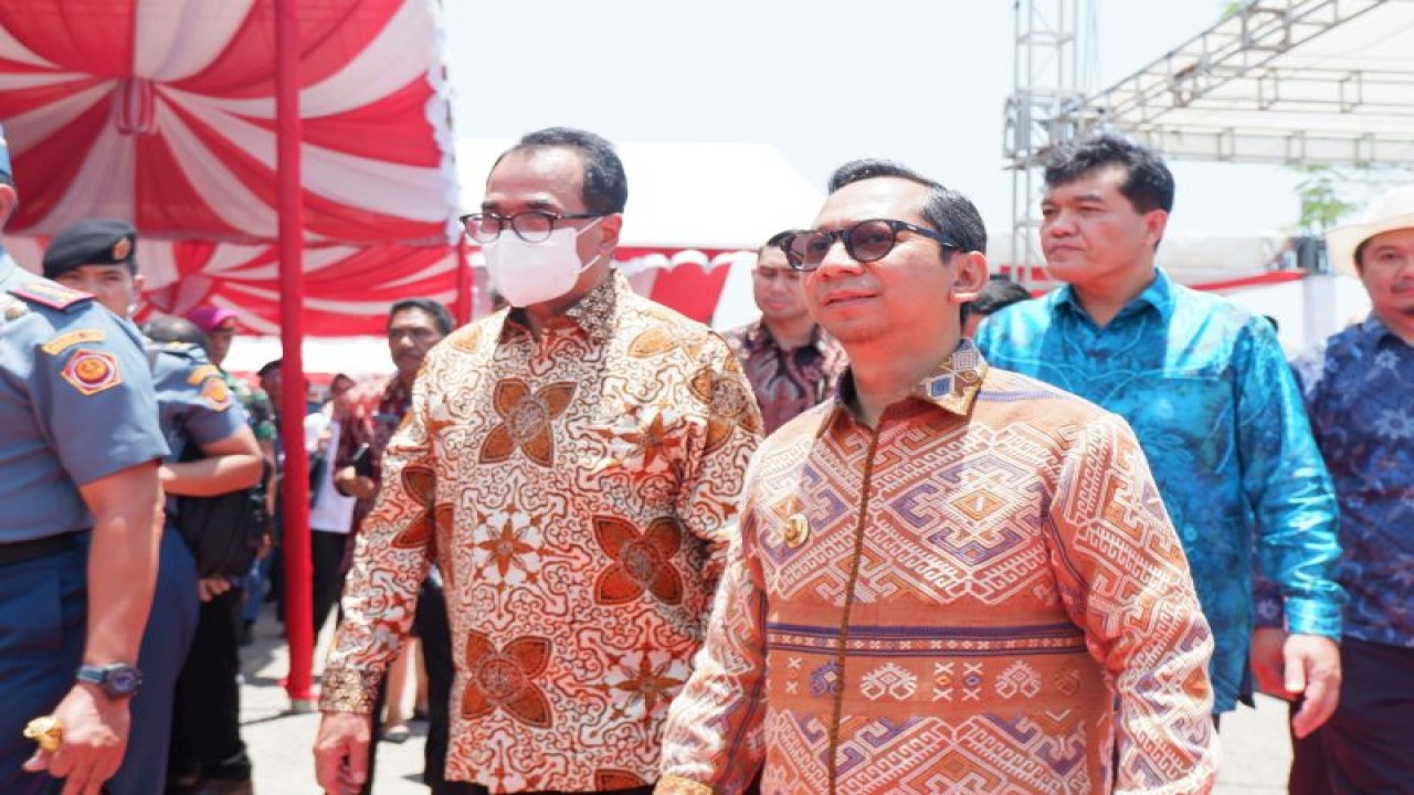Penjabat Gubernur NTT Ayodhia G L Kalake (kanan) bersama Menteri Perhubungan Budi Karya Sumadi (kiri) dalam peringatan Hari Maritim Nasional di Kupang, NTT, Kamis (12/10/2023). ANTARA/Fransiska Mariana Nuka
