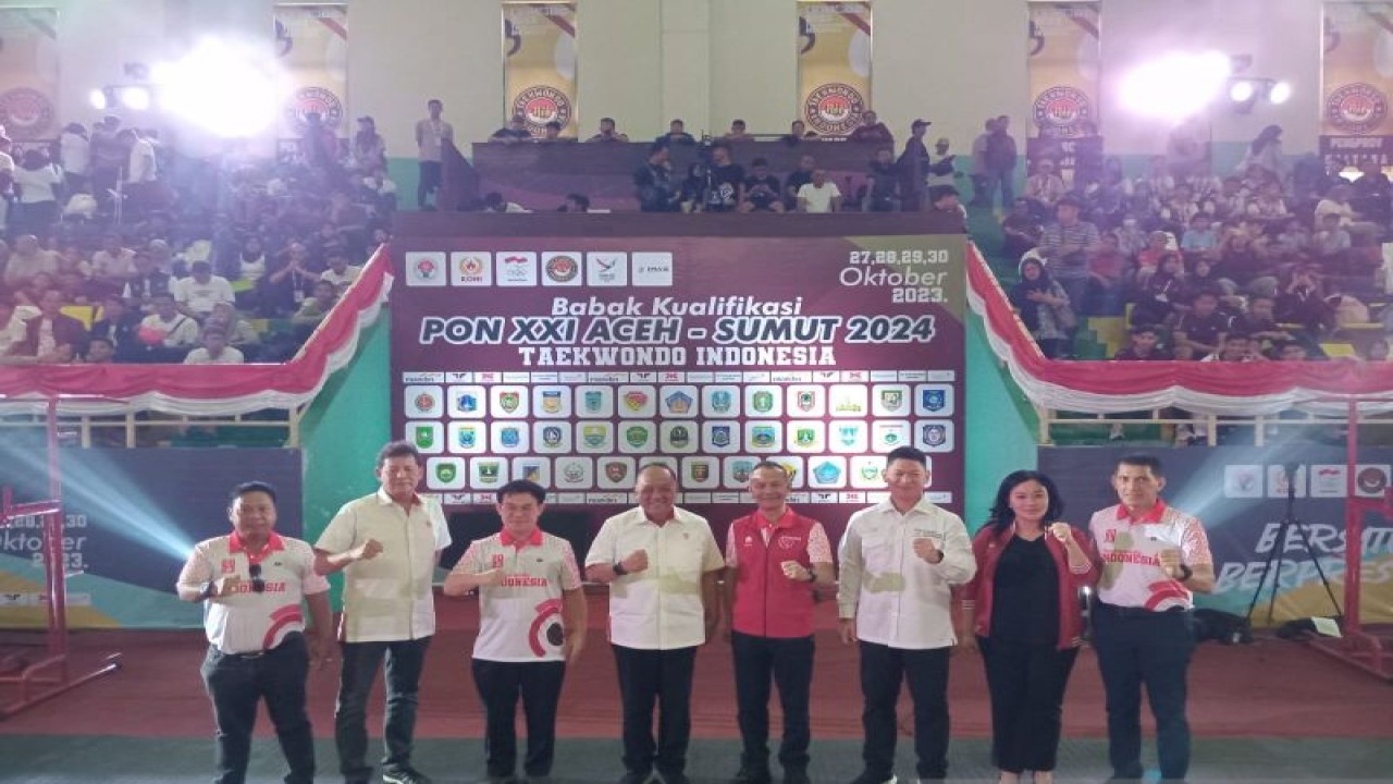 Ketua Umum KONI Pusat Marciano Norman (keempat dari kiri) Ketua Umum PB TI Richard Tampubolon (keempat dari kanan), Ketua Umum Komite Olahraga Indonesia Raja Sapta Oktohari (ketiga dari kanan) berfoto bersama seusai pembukaan turnamen babak kualifikasi taekwondo untuk PON 2024, di GOR POPKI, Jakarta, Jumat (27/10/2023). (ANTARA/Rauf Adipati)