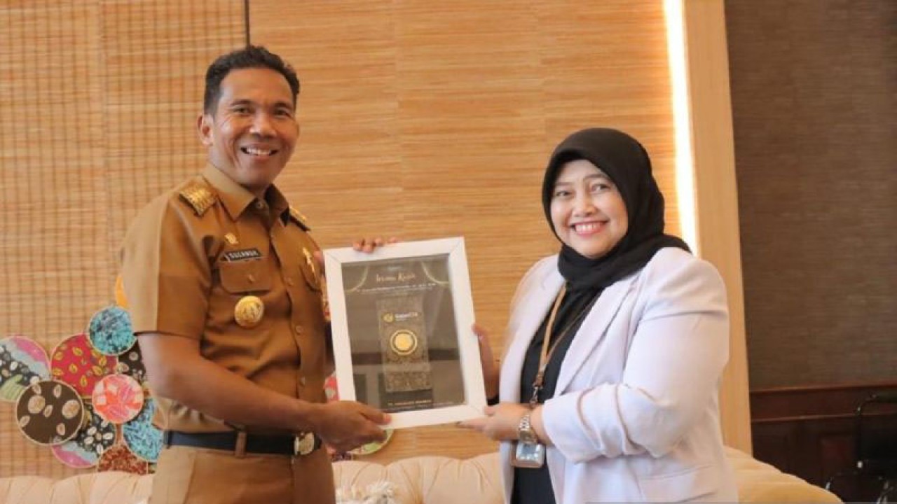 Penjabat Gubernur Kepulauan Babel Suganda Pandapotan Pasaribu bersama Direktur Galeri 24 Endah Susiani di Pangkalpinang, Rabu (25/10/2023). (ANTARA/HO-Diskominfo Babel)