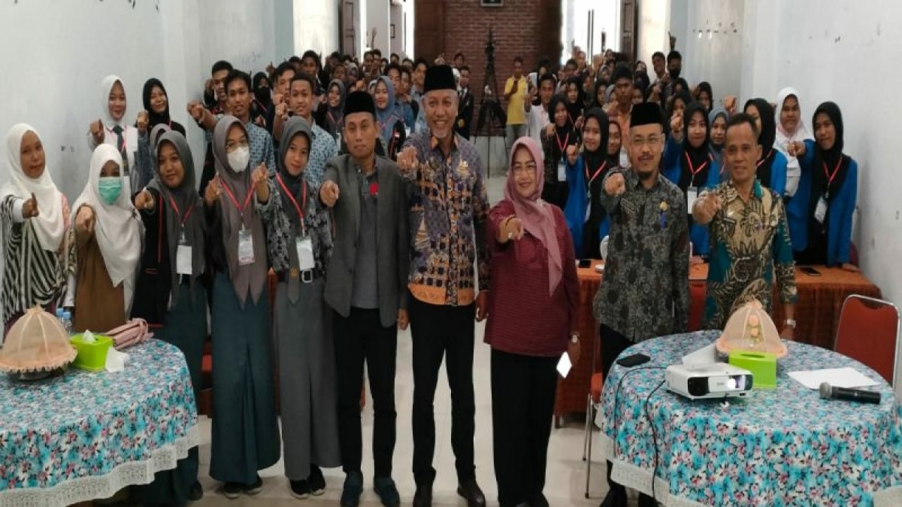 Asisten I Bidang Pemerintahan dan Kesra Setda Provinsi Sulbar Herdin Ismail (empat dari kanan) bersama Ketua Komisi I DPRD Sulbar Syamsul Samad (lima dari kanan) dan Pelaksana Tugas Kepala Badan Kesbangpol Sulbar Muhammad Yusuf Tahir (dua dari kanan) pada acara sosialisasi pendidikan budaya politik bagi pemilih pemula di Kabupaten Polewali Mandar, Kamis (26/10/2023). (ANTARA/HO-Diskominfo Sulbar)