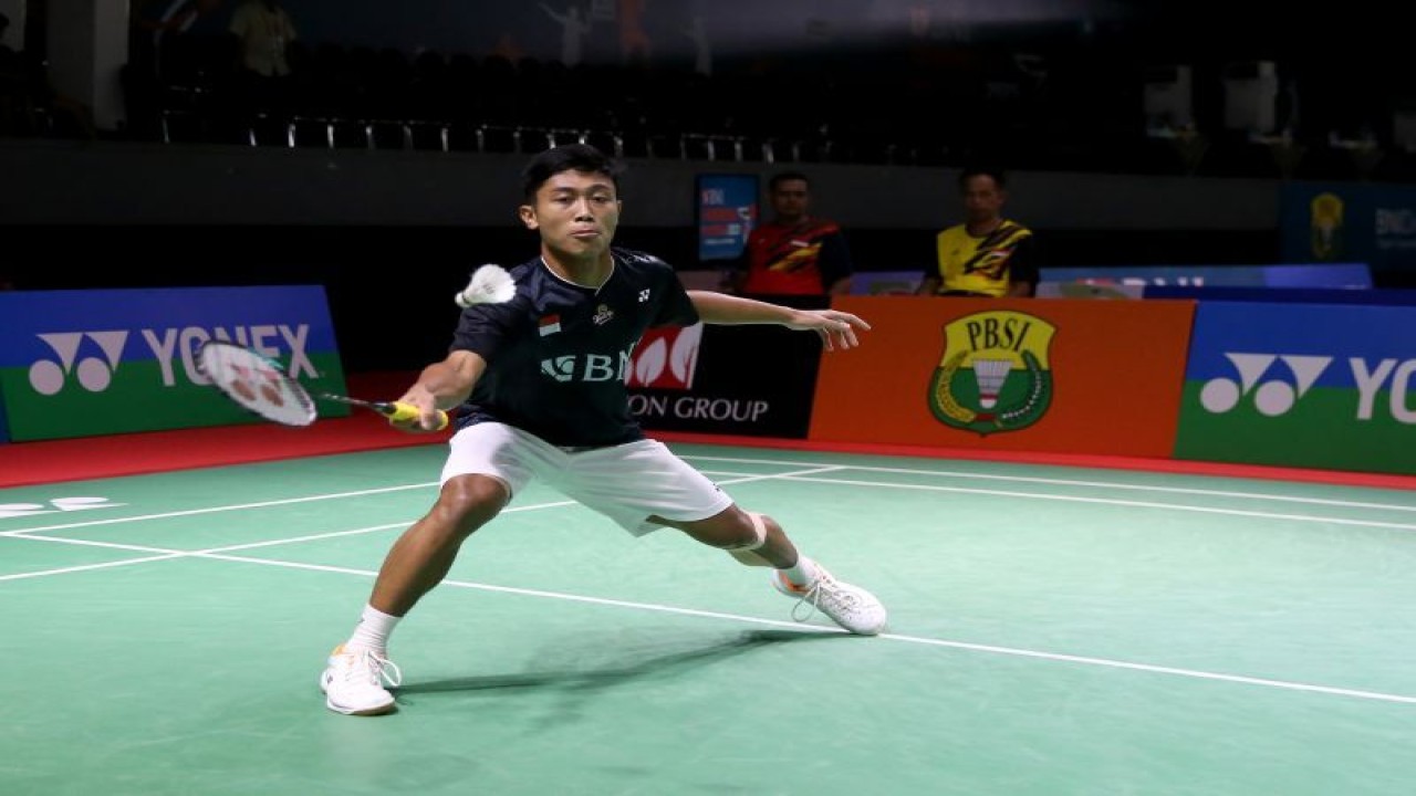 Pebulu tangkis tunggal putra Indonesia Prahdiska Bagas Shujiwo saat berlaga pada babak 64 besar Indonesia Masters II 2023 di Surabaya, Jawa Timur, Rabu. (ANTARA/HO-PP PBS