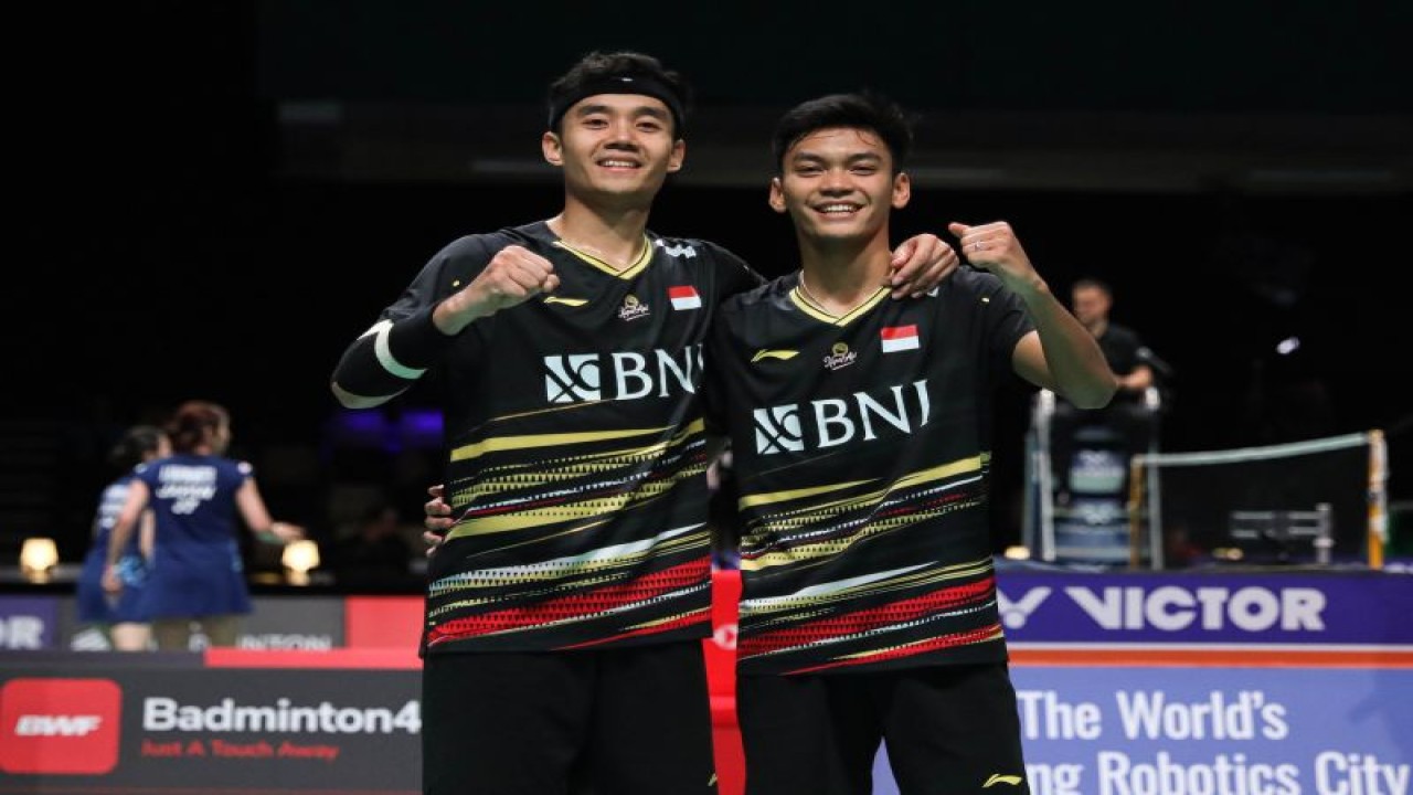 Ganda putra Bagas Maulana/Muhammad Shohibul Fikri berpose usai mengalahkan pasangan Kang Min Hyuk/Seo Seung Jae (Korea Selatan) pada babak 16 besar Denmark Open 2023 di Odense, Kamis. (ANTARA/HO-PP PBSI)