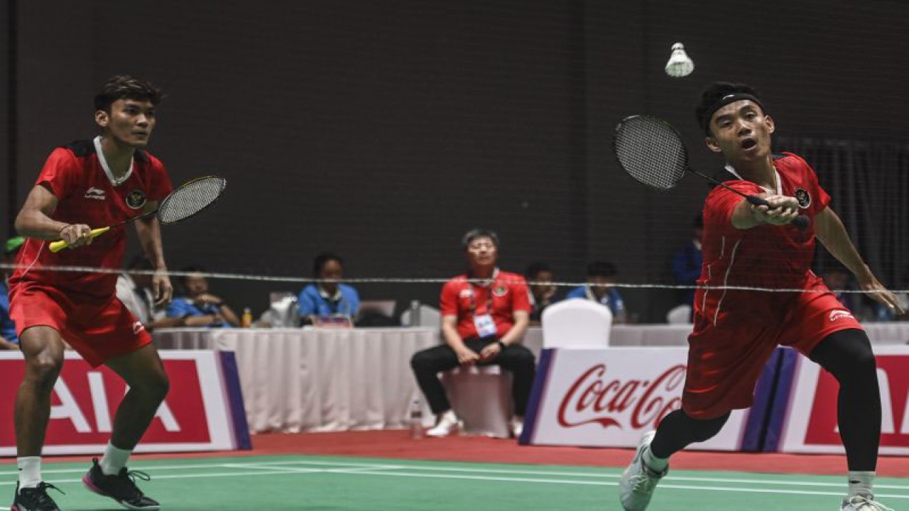 Arsip- Pebulu tangkis ganda putra Indonesia Muhammad Shohibul Fikri (kiri) dan Bagas Maulana (kanan) mengembalikan kok ke arah lawannya pebulu tangkis Malaysia Beh Chun Meng dan Goh Boon Zhe pada final bulu tangkis beregu putra SEA Games 2023 di Badminton Hall, Morodoc Techo National Stadium, Phnom Penh, Kamboja, Kamis (11/5/2023). ANTARA FOTO/Muhammad Adimaja/tom.