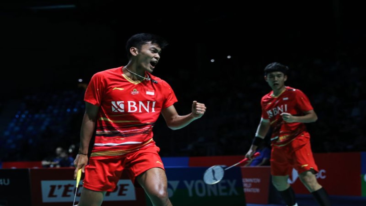 Ganda putra Bagas Maulana/Muhammad Shohibul Fikri mengalahkan pasangan Takuro Hoki/Yugo Kobayashi (Jepang) dengan dua gim langsung 21-14, 23-21 pada babak 16 besar French Open 2023 di Rennes, Kamis. (ANTARA/HO-PP PBSI)
