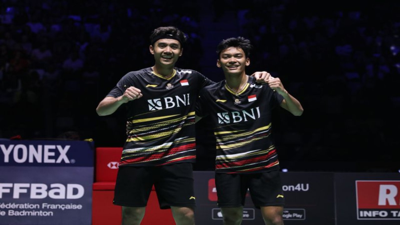 Ganda putra Bagas Maulana/Muhammad Shohibul Fikri berpose setelah memenangi babak semifinal French Open 2023 di Rennes, Prancis, Sabtu. (ANTARA/HO-PP PBSI)