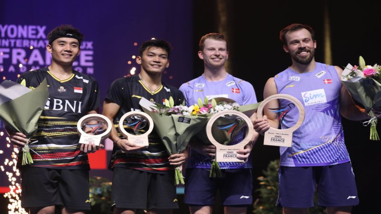 Ganda putra Indonesia Bagas Maulana/Muhammad Shohibul Fikri (kiri) berpose usai menerima trofi runner up French Open 2023, bersama dengan pasangan juara Kim Astrup/Anders Skaarup Rasmussen (Denmark) di Rennes, Prancis, Minggu. (ANTARA/HO-PP PBSI)