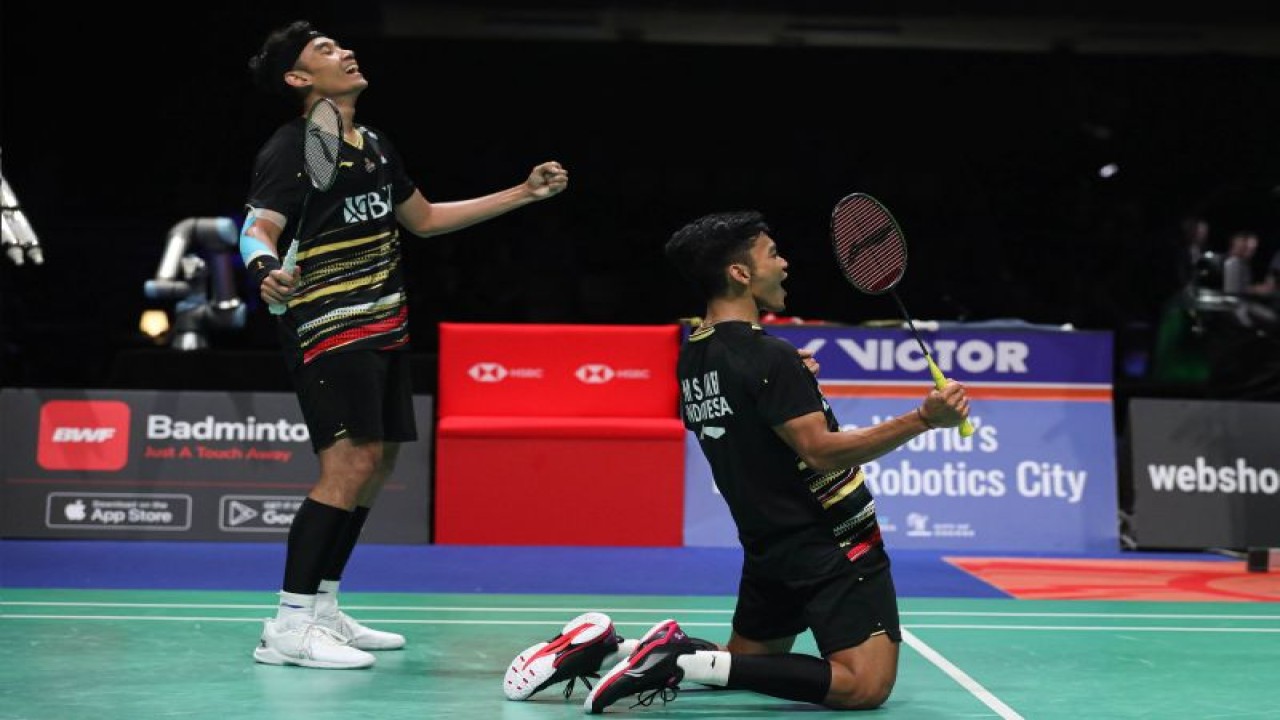 Ganda putra Bagas Maulana/Muhammad Shohibul Fikri melakukan selebrasi usai mengalahkan rekan senegara Fajar Alfian/Muhammad Rian Ardianto pada babak semifinal Denmark Open 2023 di Odense, Sabtu malam. (ANTARA/HO-PP PBSI)