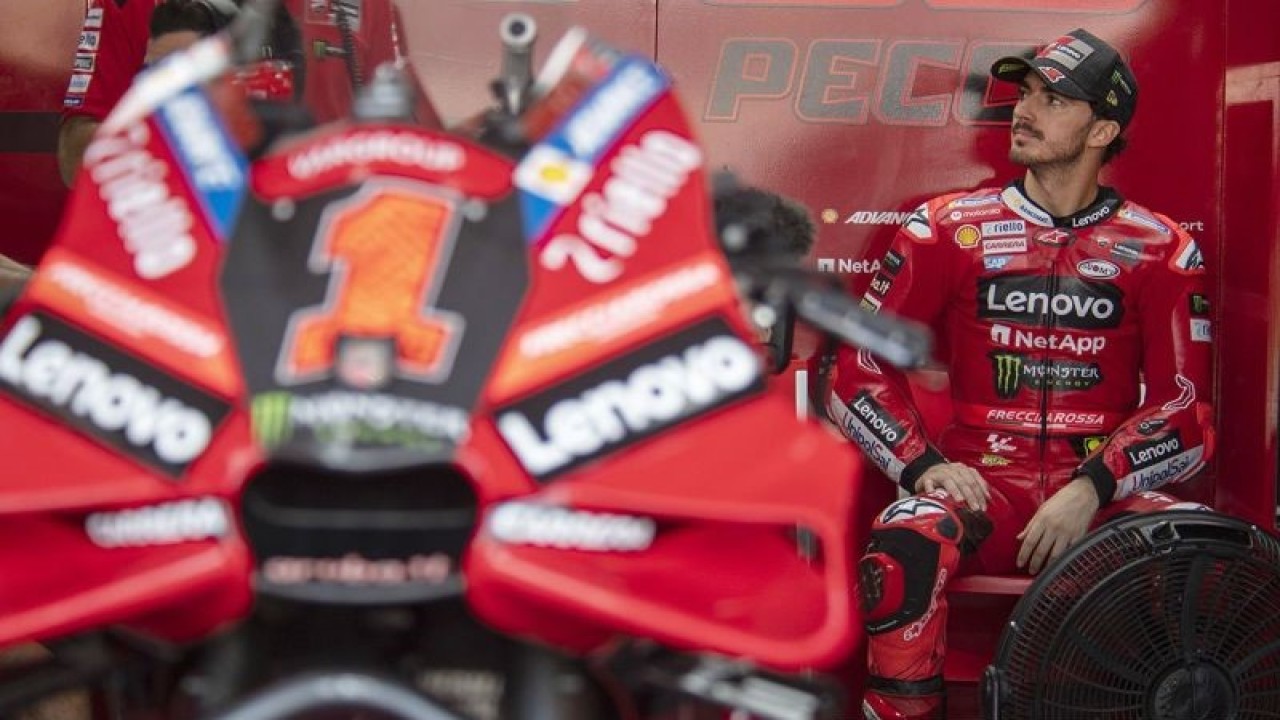 Pembalap Ducati Lenovo Team Francesco Bagnaia duduk di paddock pada sesi latihan bebas 2 MotoGP seri ke-15 di Pertamina Mandalika International Street Circuit, Lombok Tengah, NTB, Jumat (13/10/2023). ANTARA FOTO/Wahyu Putro A/aww/aa. (ANTARA FOTO/WAHYU PUTRO A)
