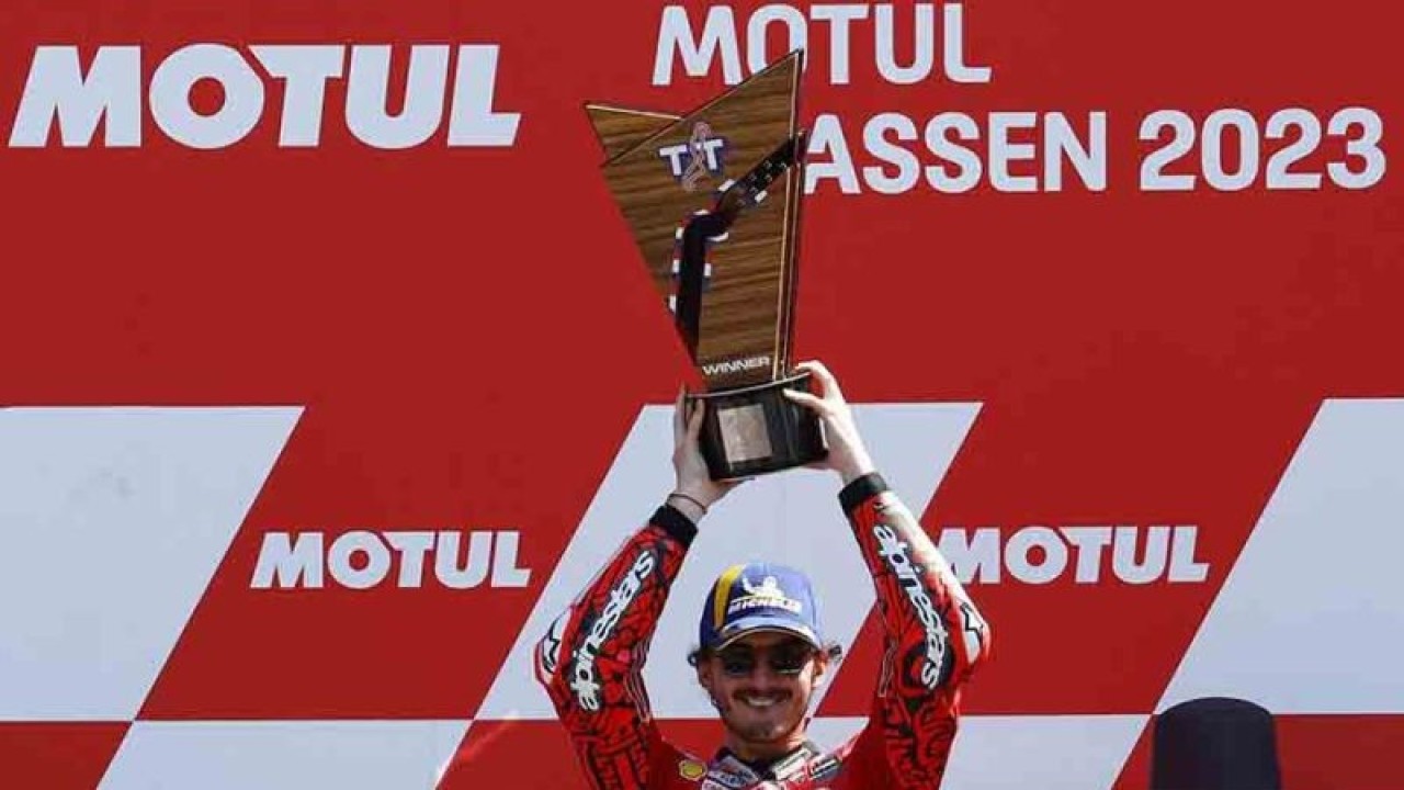 Pebalap Ducati Lenovo Francesco Bagnaia mengangkat trofi usai memenagi MotoGP Belanda 2023 di Sirkuit Assen, Belanda, Minggu (25/6/2023). ANTARA FOTO/REUTERS/Piroschka Van De Wouw/rwa.