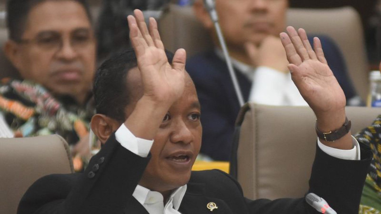 Menteri Investasi/Kepala BKPM Bahlil Lahadalia mengikuti rapat kerja dengan Komisi VI DPR di Kompleks Parlemen, Senayan, Jakarta, Senin (2/10/2023). (ANTARA FOTO/Indrianto Eko Suwarso/Spt)