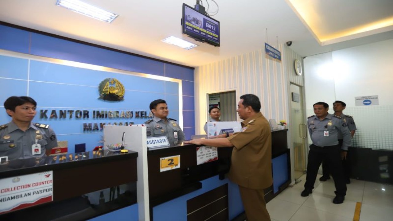 Pj Gubernur Sulsel Bahtiar Baharuddin berbincang dengan petugas Kantor Imigrasi Makassar ANTARA/HO-Humas Pemprov Sulsel