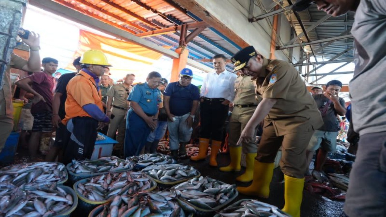 Pj Gubernur Sulsel Bahtiar Baharuddin meninjau tempat TPID Poetere Makassar, Senin,(16/10/2023).ANTARA/HO-Humas Pemprov Sulsel