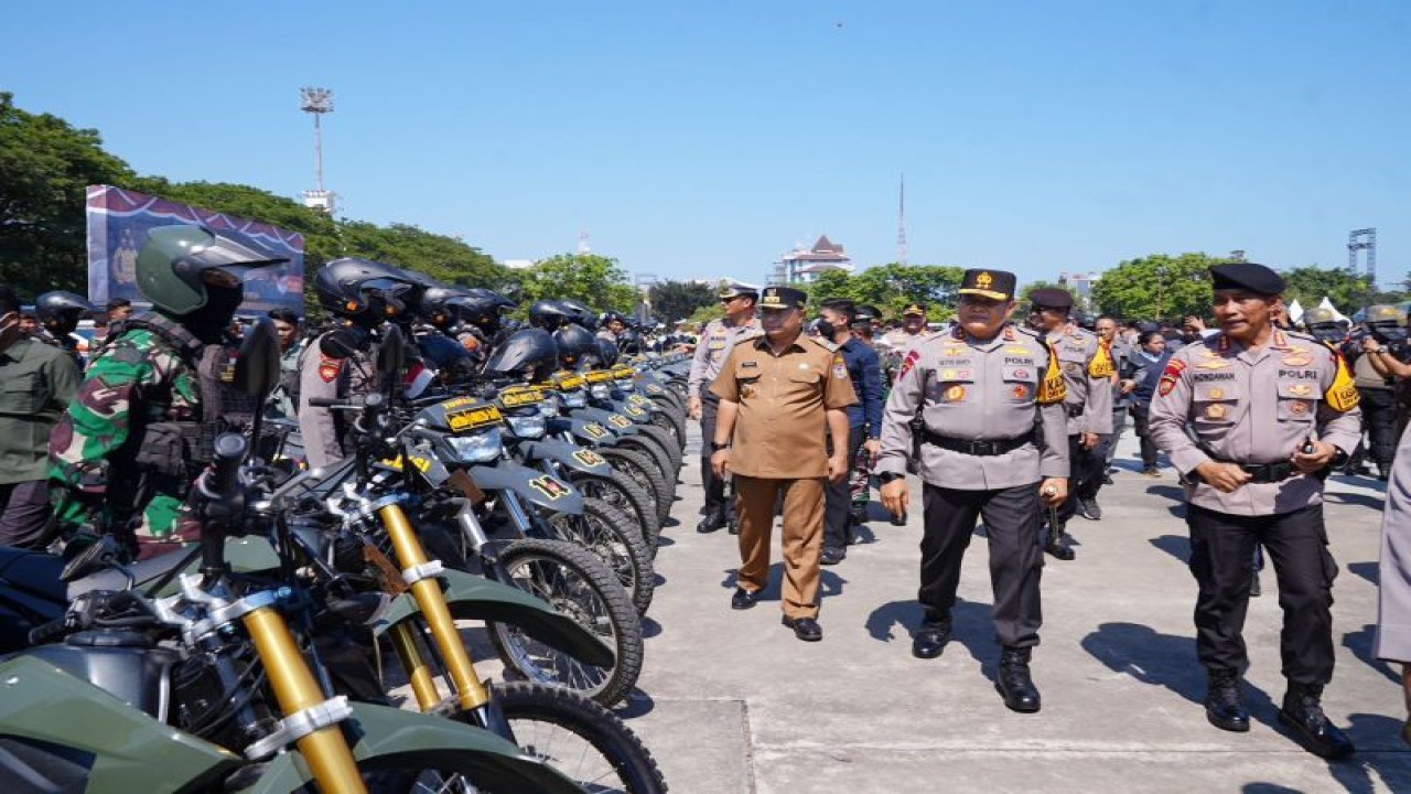 Pj Gubernur Sulawesi Selatan, Bahtiar Baharuddin, meninjau kesiapan pasukan pengamanan Pemilu 2024 di Lapangan Karebosi, Makassar, Selasa,(17/10/2023). ANTARA/HO-Humas Pemprov Sulawesi Selatan