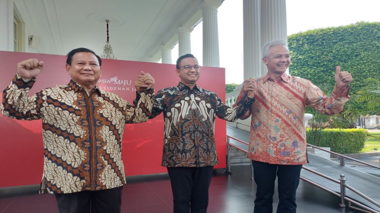 Bakal Calon Presiden Prabowo Subianto, Anies Baswedan, dan Ganjar Pranowo berpose di Istana Merdeka Jakarta, usai menghadiri santap siang bersama Presiden RI Joko Widodo di Istana Merdeka Jakarta, Senin (30/10/2023). (ANTARA/Andi Firdaus)