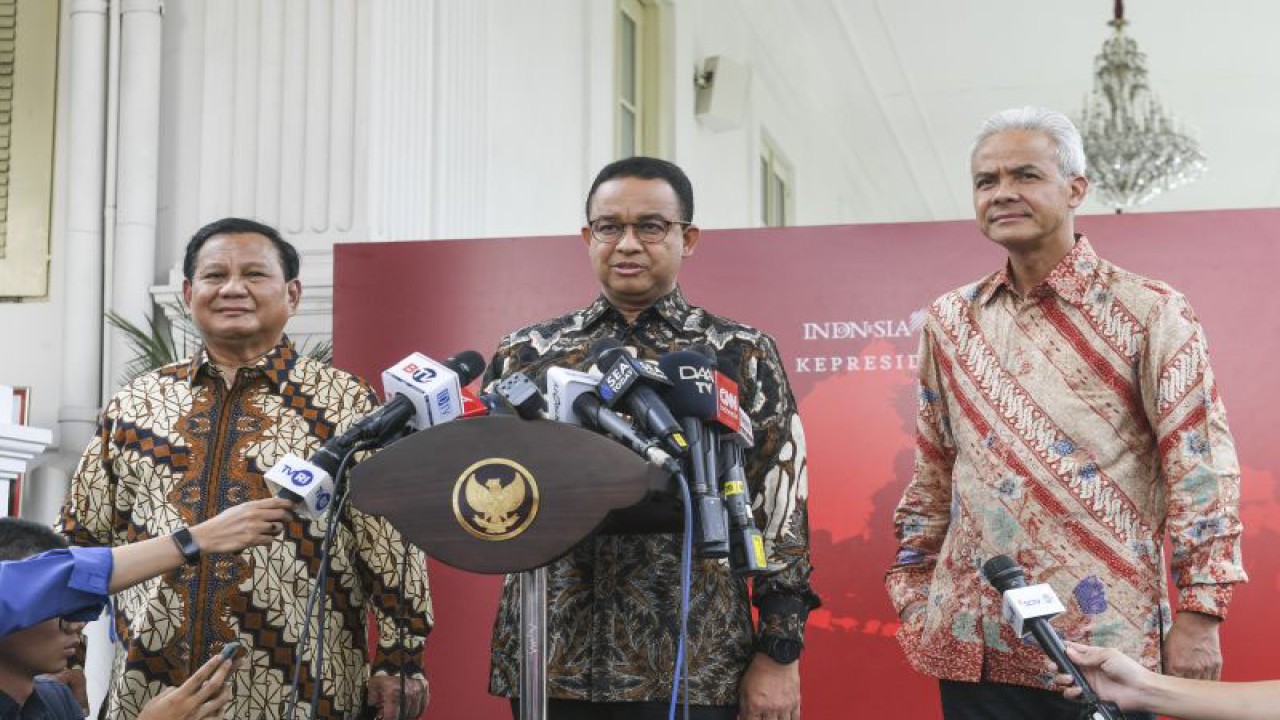 Bakal calon presiden Anies Baswedan (tengah), Ganjar Pranowo (kanan) dan Prabowo Subianto (kiri) memberikan keterangan kepada media usai melakukan pertemuan dengan Presiden Joko Widodo di Kompleks Istana Kepresidenan, Jakarta, Senin (30/10/2023). ANTARA FOTO/Hafidz Mubarak A/hp.
