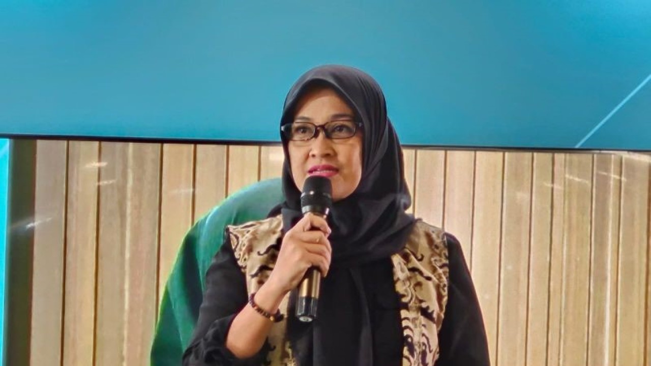 Direktur Utama Badan Aksesibilitas Telekomunikasi dan Informasi Kementerian Komunikasi dan Informatika (BAKTI Kementerian Kominfo) Fadhilah Mathar dalam acara Media Brief bersama BAKTI Kominfo di Kantor BAKTI Kominfo, Jakarta Selatan, Selasa (24/10/2023). (ANTARA/Livia Kristianti)