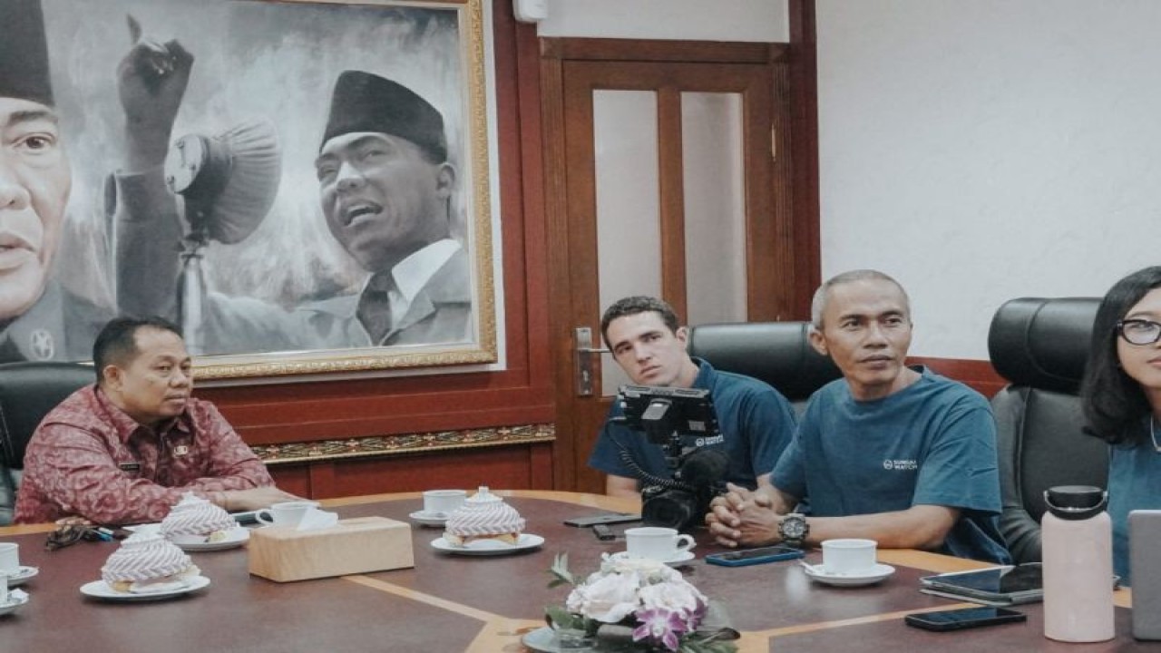 Penjabat Gubernur Bali Sang Made Mahendra Jaya membahas penanganan masalah sampah dengan perwakilan organisasi lingkungan di Kota Denpasar, Kamis (26/10/2023). (ANTARA/HO Pemprov Bali)