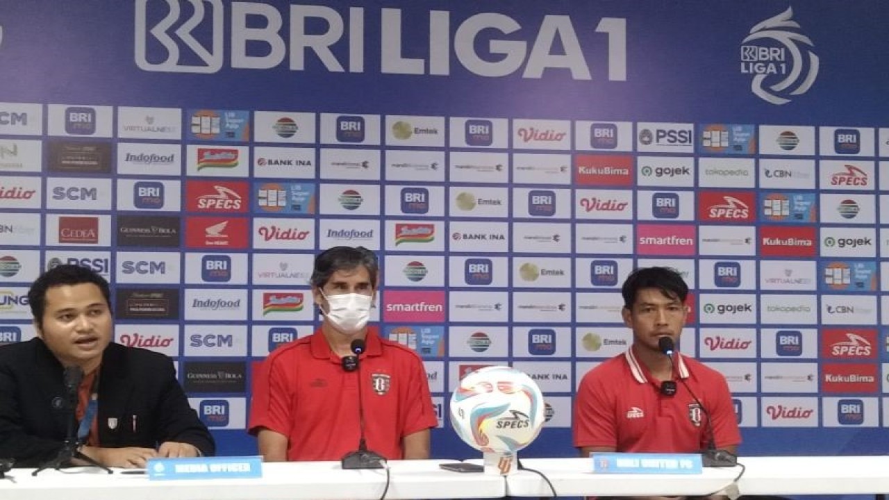 Arsip foto - Pelatih Kepala Bali United Stefano Cugurra (tengah) memberikan keterangan pers di Stadion Kapten I Wayan Dipta, Kabupaten Gianyar, Bali, Jumat (20/10/2023) ANTARA/Dewa Ketut Sudiarta Wiguna