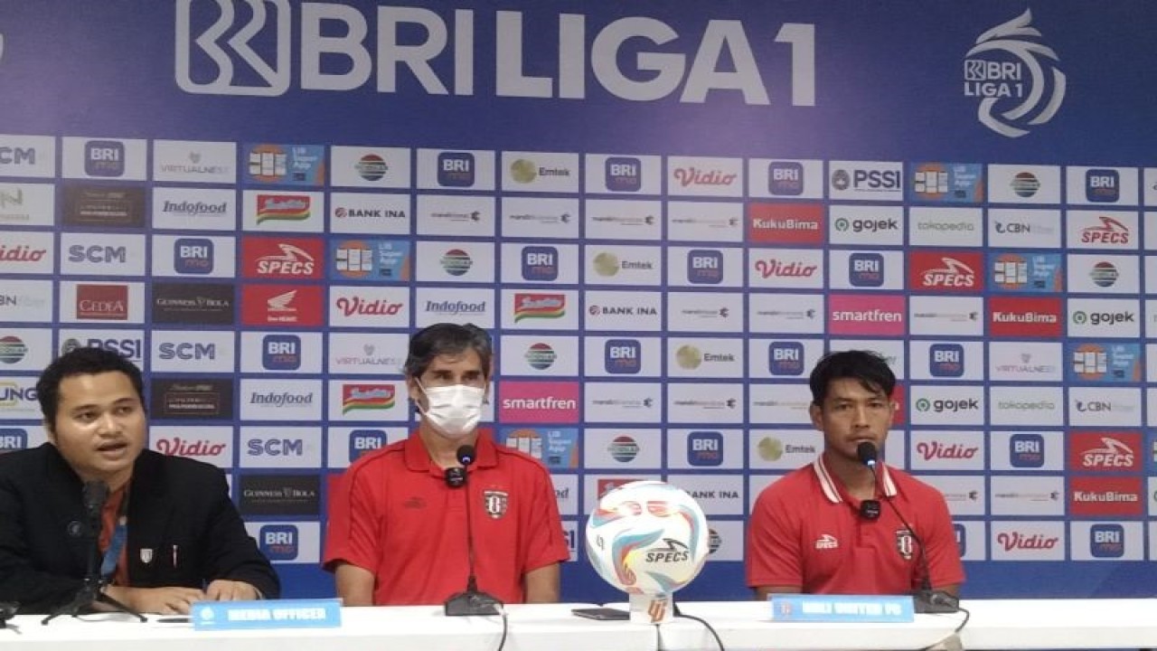 Arsip goto - Pelatih Kepala Bali United Stefano Cugurra (tengah) bersama pemain Jajang Mulyana (kanan) memberikan keterangan pers setelah menunjukkan Persebaya 3-1 Liga 1 Indonesia di Stadion Kapten I Wayan Dipta Kabupaten Gianyar, Bali, Jumat (20/10/2023) ANTARA/Dewa Ketut Sudiarta Wiguna